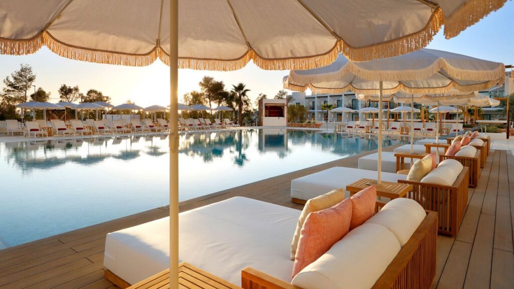 Hotel mewah di Ibiza ini menjadi hits di kalangan penikmat pesta – karena bukti bahwa kamu memang bisa memiliki semuanya